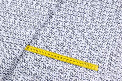 Tkanina bawełna wzór granatowe kwiaty kolor biały