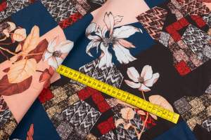 Tkanina Silki Wzór kwadraty i kwiaty kolor granatowy /czary 