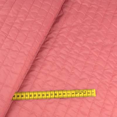 Tkanina pikowaną z ociepliną kolor koralowy