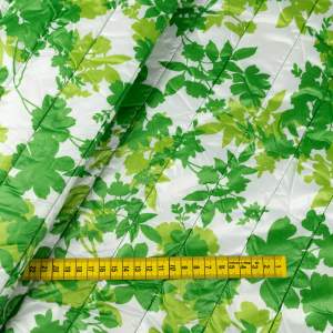 Tkanina pikowaną z ociepliną wzór liście na kremowym tle