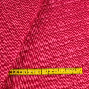 Tkanina pikowaną z ociepliną wzór paski na malinowym tle