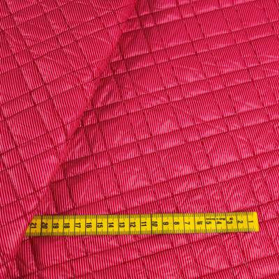 Tkanina pikowaną z ociepliną wzór paski na malinowym tle
