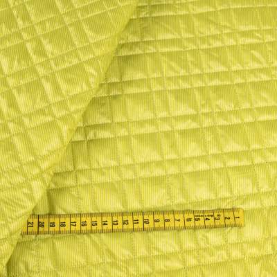 Tkanina pikowaną z ociepliną wzór paski na seledynowym tle