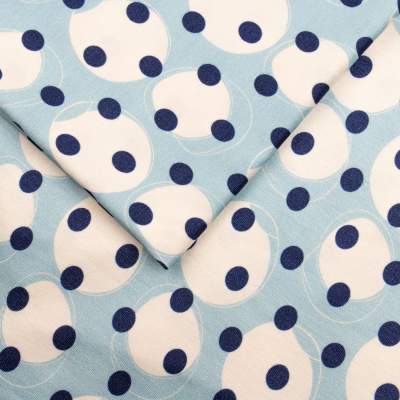 Dzianina bawełniana GOTS wzór groszki na błękitnym tle