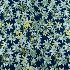 Szyfon w kwiaty na granatowym tle