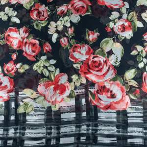 Szyfon w kwiaty na czarnym tle