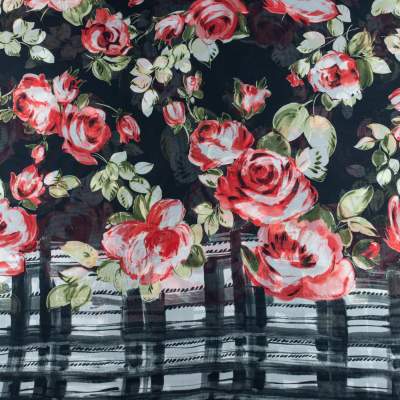 Szyfon w kwiaty na czarnym tle