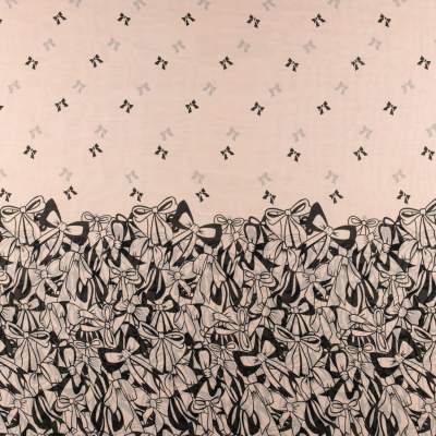 Szyfon wzór kokardy na różowym tle