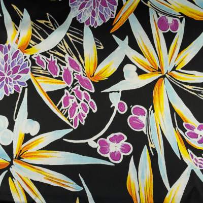 Tkanina Satyna lycra w kwiaty fioletowe na czerni