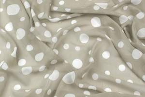 Szyfon wzór białe grochy na ziemiste tło