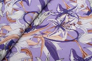 Len z wiskozą białe lilie na fioletowym tle