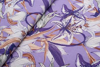 Len z wiskozą białe lilie na fioletowym tle