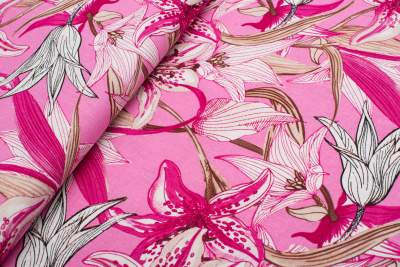 Len z wiskozą białe lilie na różowym tle