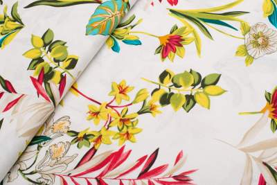 Len z wiskozą kwiatowy print / odcienie zieleni na kremowym tle