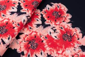 Tkanina kelly krepa wzór kwiaty na atramentowym tle