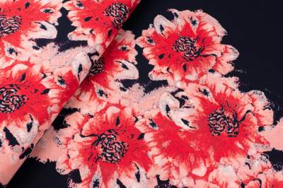 Tkanina kelly krepa wzór kwiaty na atramentowym tle