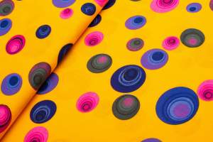 Tkanina wiskoza pride na żółtym tle