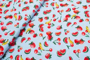 Tkanina wiskoza owoce na błękitnym tle