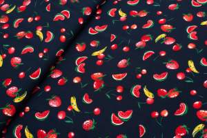 Tkanina wiskoza owoce na granatowym tle