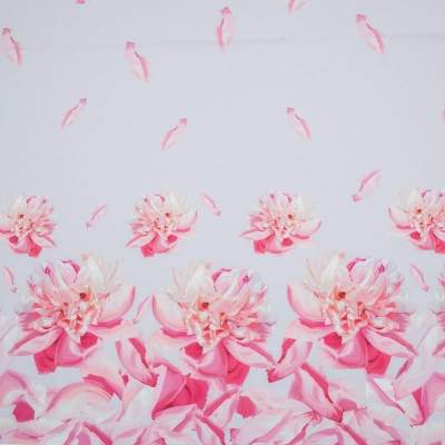 Tkanina Barbie Marchiano wzór kwiaty w odcie. różu na szarym tle