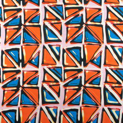 Tkanina wiskoza twill wzór trójkaty na różowym tle