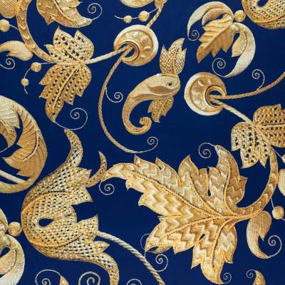 Tkanina wiskoza twill w kwiaty na niebieskim tle