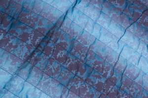 Tkanina pikowana na kurtki wzór pasy odcienie niebieskiego, flok