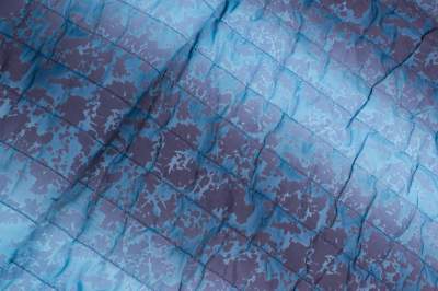 Tkanina pikowana na kurtki wzór pasy odcienie niebieskiego, flok