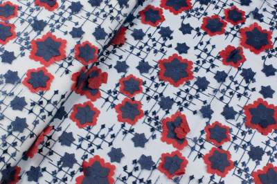 Koronka stabilna wzór kwiaty naszywane granatowy i czerwony