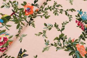 Tkanina popelina zacinka wzór kwiaty, tło brzoskwiniowe