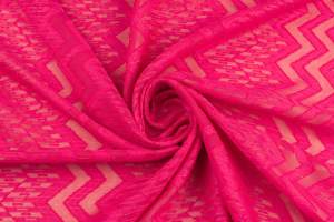 Koronka na szyfonie wzór zygzak kolor fuksja