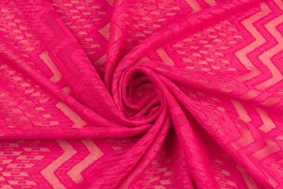 Koronka na szyfonie wzór zygzak kolor fuksja
