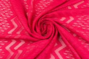 Koronka na szyfonie wzór zygzak kolor malinowy