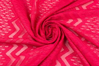Koronka na szyfonie wzór zygzak kolor malinowy