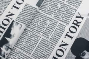Dresówka pętelka wzór gazeta czarno biała