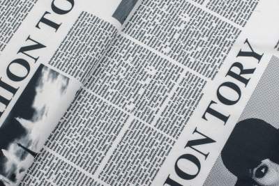 Dresówka pętelka wzór gazeta czarno biała
