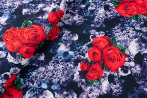 Tkanina Barbie Marschiano czerwone kwiaty na granatowym tle