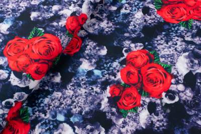 Tkanina Barbie Marschiano czerwone kwiaty na granatowym tle