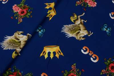 Tkanina silki wzór włoski korona / kwiaty  na kobaltowym tle