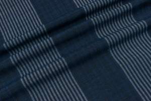 Materiały tapicerskie kolor granatowy, wzór krata