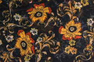Tkanina szyfon w kwiaty na czarnym