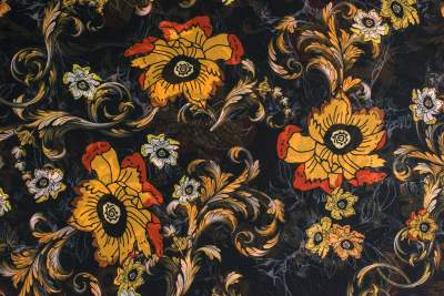 Tkanina szyfon w kwiaty na czarnym