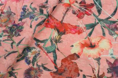 Tkanina popelina gnieciona wzór kwiaty, tło brudny róż