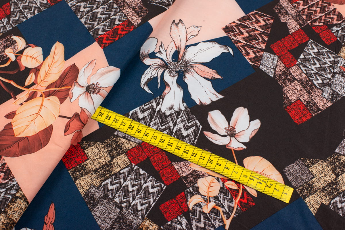 Tkanina Silki Wzór kwadraty i kwiaty kolor granatowy /czary