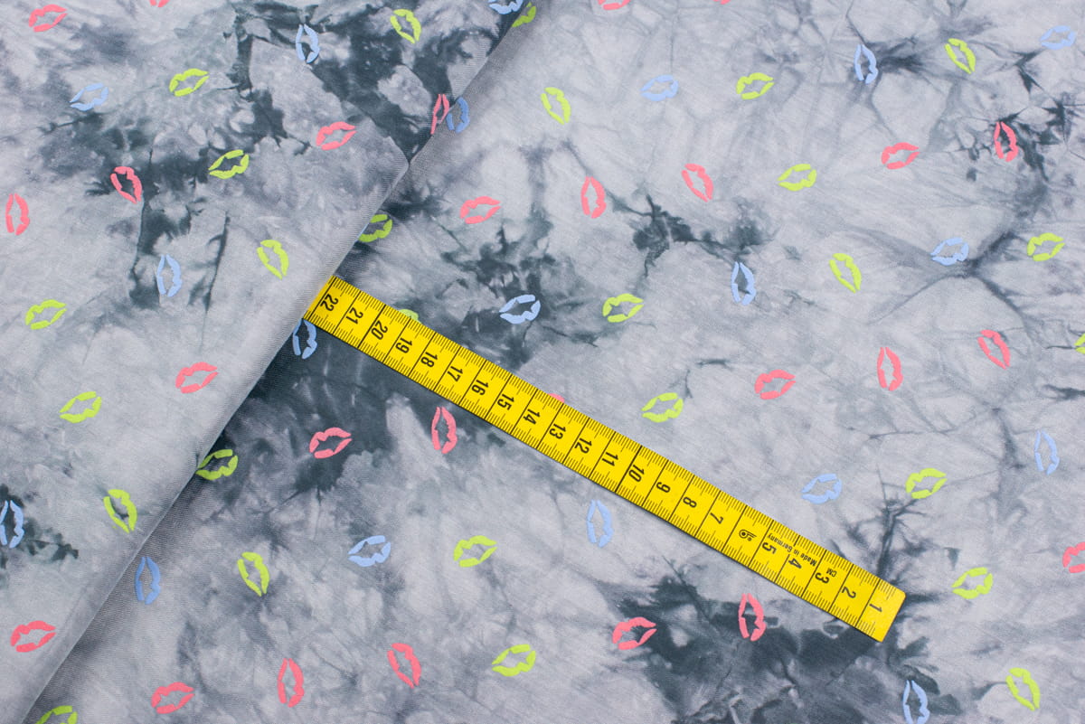 Tkanina wiskoza wzór usta kolor lazurowy