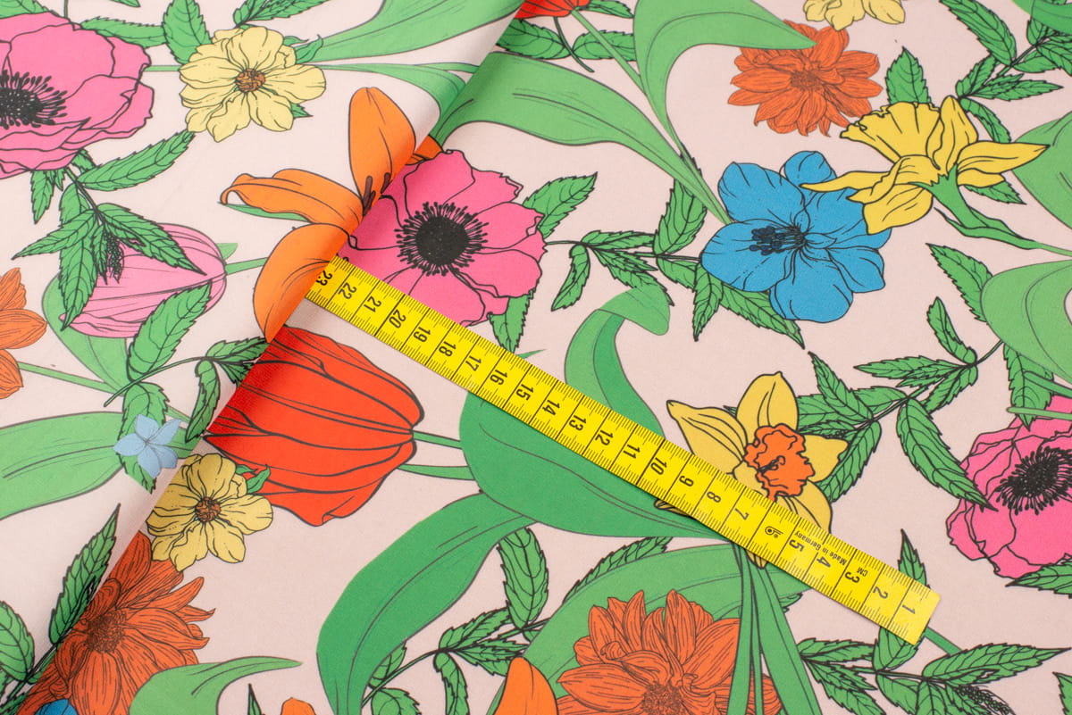 Tkanina szyfon wzór kolorowe kwiaty kolor kremowy