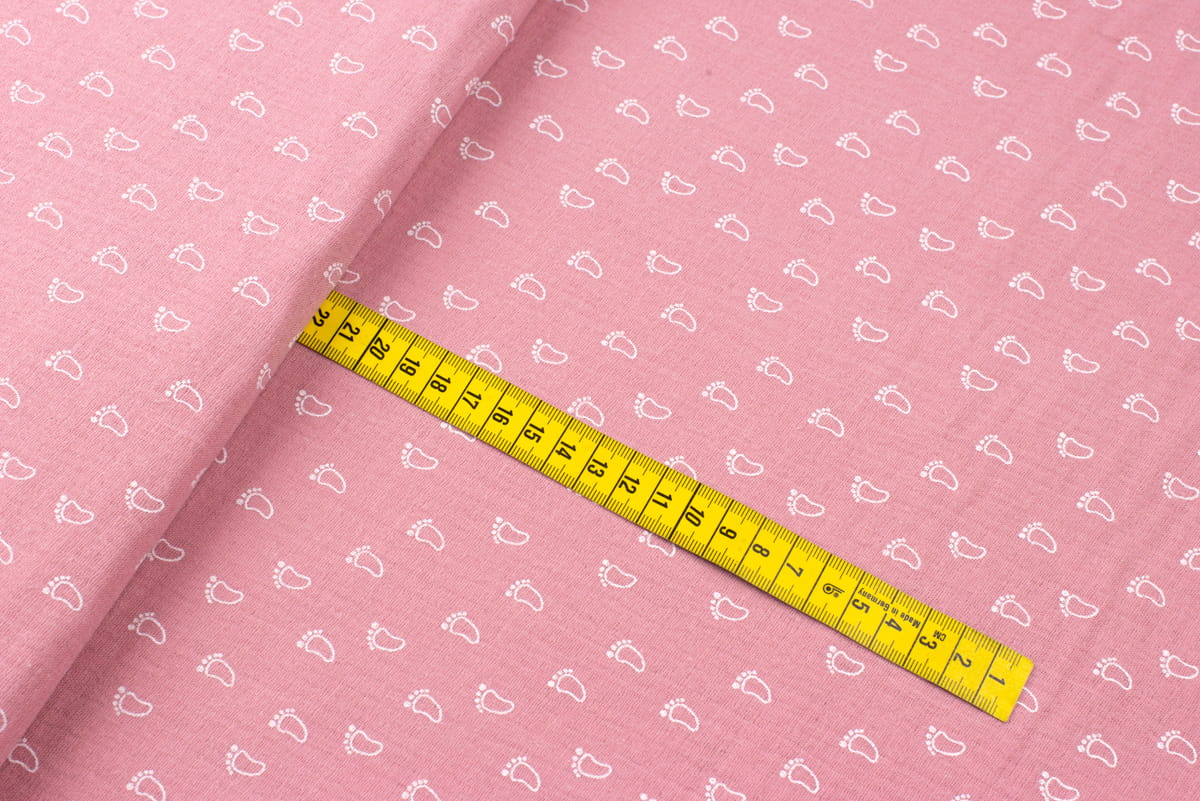 Tkanina Muślin bawełniany wzór stopy kolor brudny róż