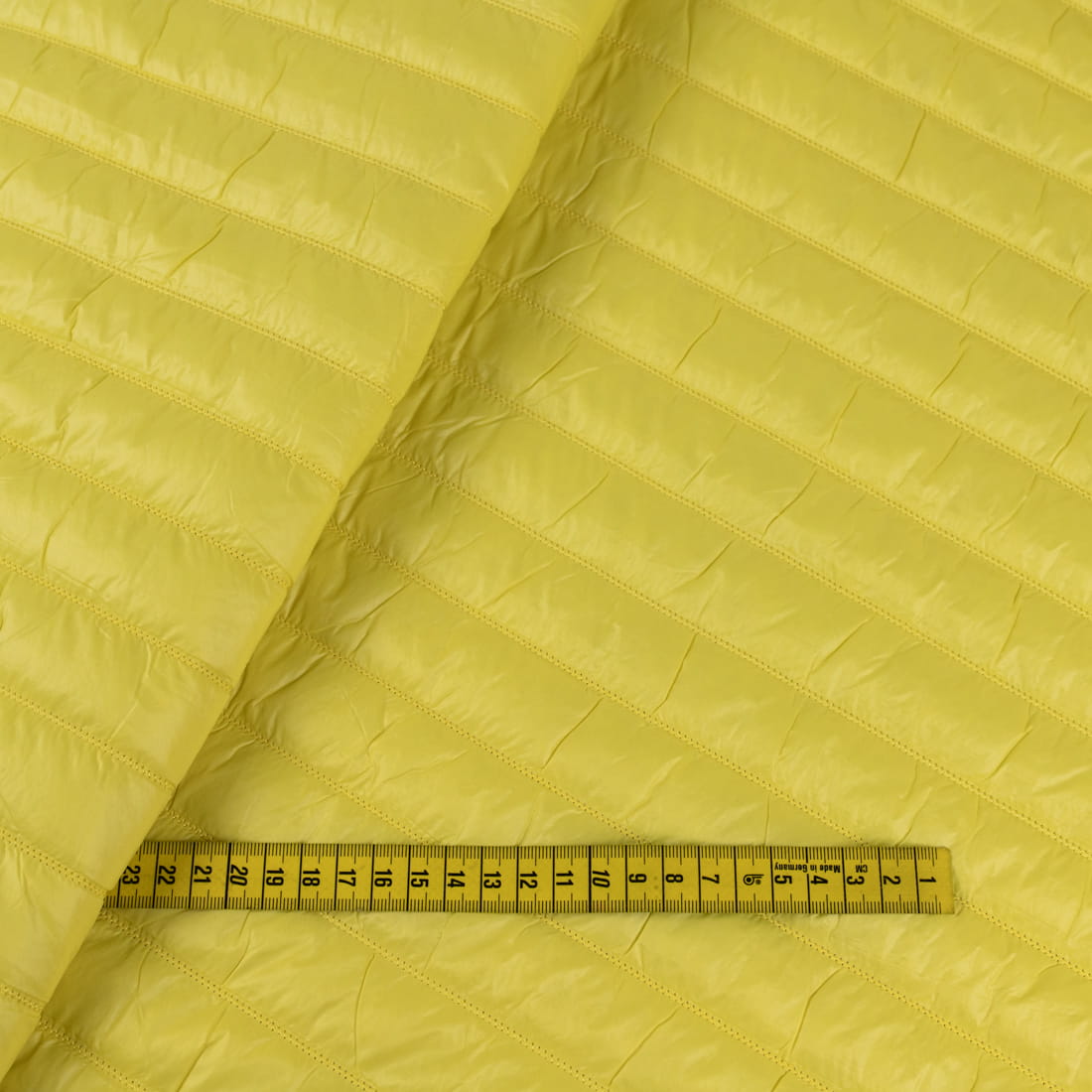 Tkanina pikowaną z ociepliną kolor żółty