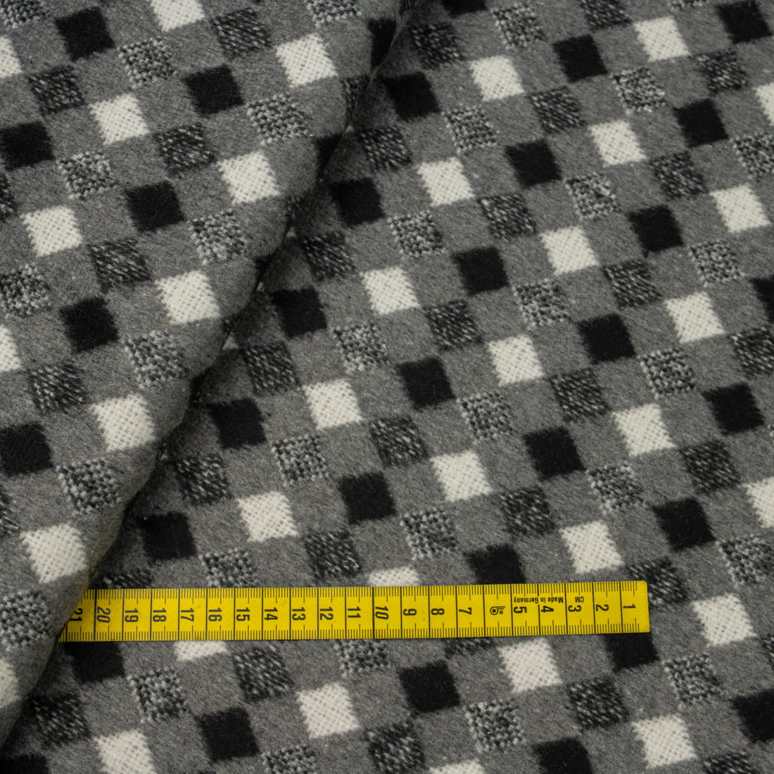 Tkanina płaszczowa wzór romby biało-czarne na szarym tle