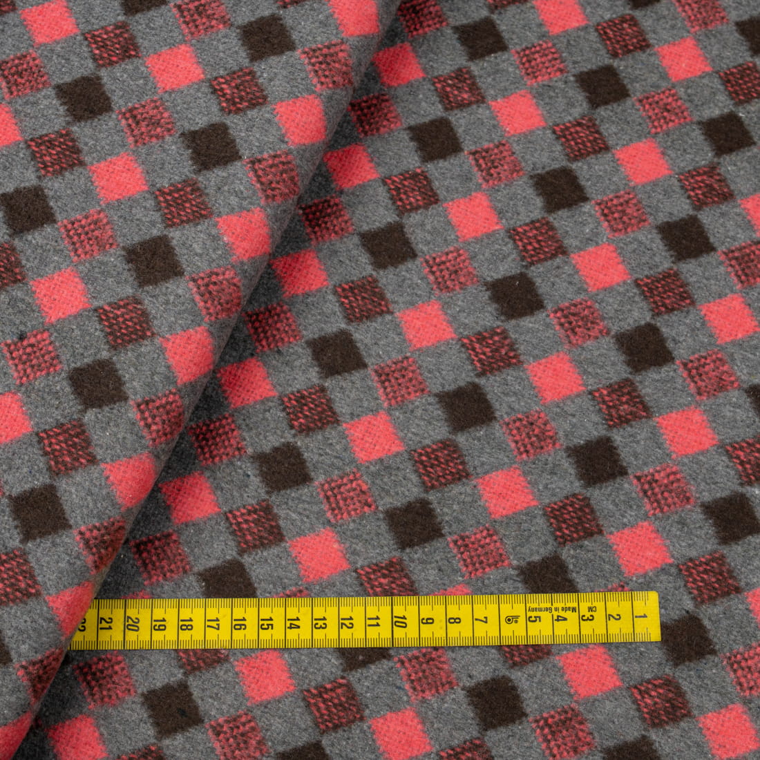 Tkanina płaszczowa wzór romby koralowo-brązowe na szarym tle